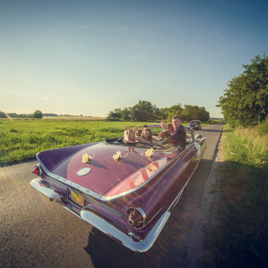 A Kasię i Mariusza do ślubu zawiózł różowy Buick!